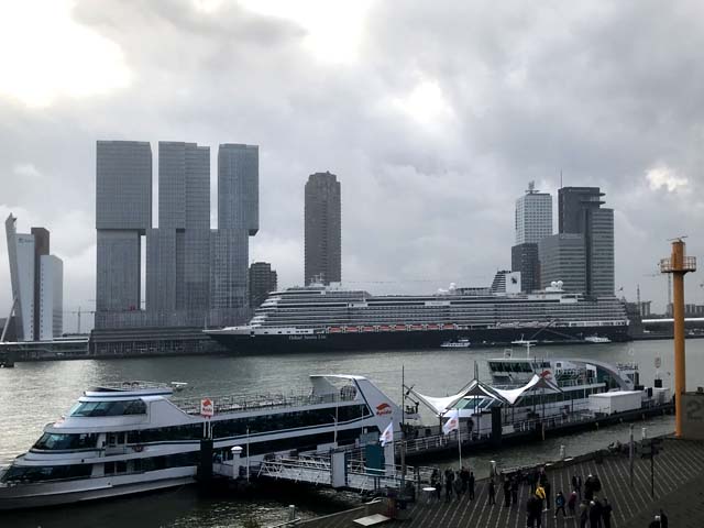 Cruiseschip ms Rotterdam VII van de Holland America Line aan de Cruise Terminal Rotterdam